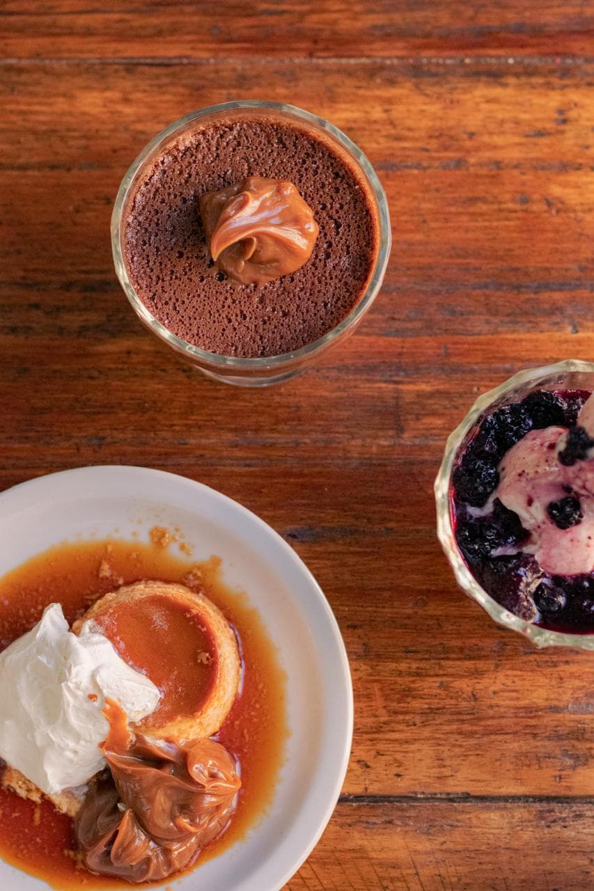 Postres caseros: flan, brownie y helado de frutos rojos