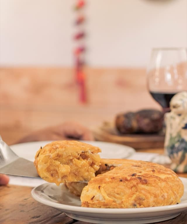 Tortilla española con chorizo colorado y bondiola