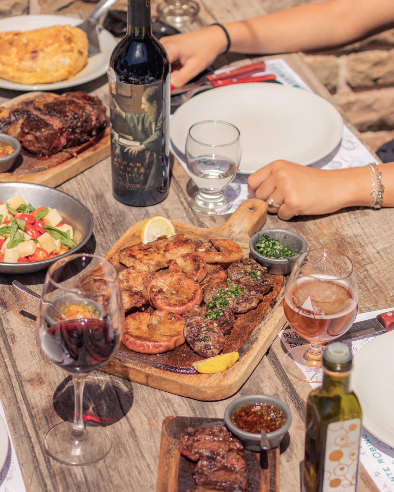 Parrillada completa de La Mulita: cortes al carbón, chorizo y provoleta